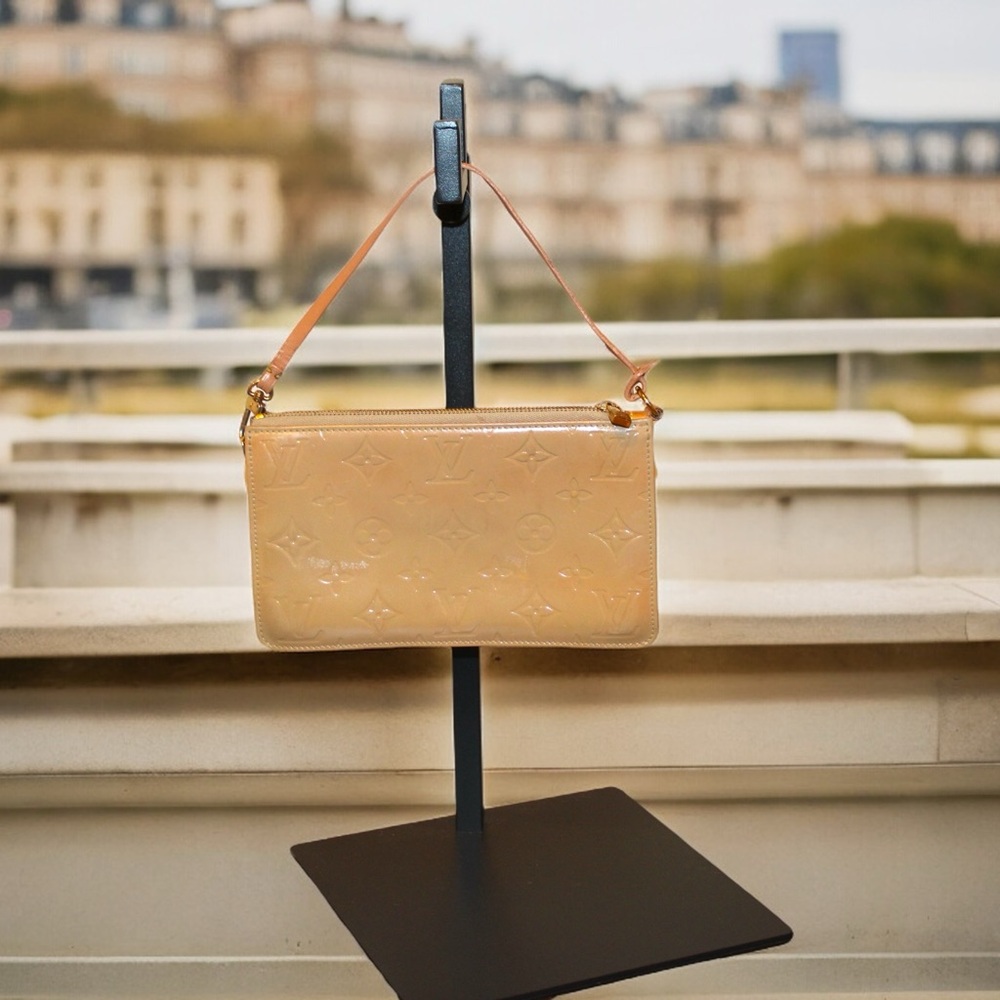 LOUIS VUITTON
Noisette Monogram Vernis Lexington Pochette Bag - Picture 1 of 10